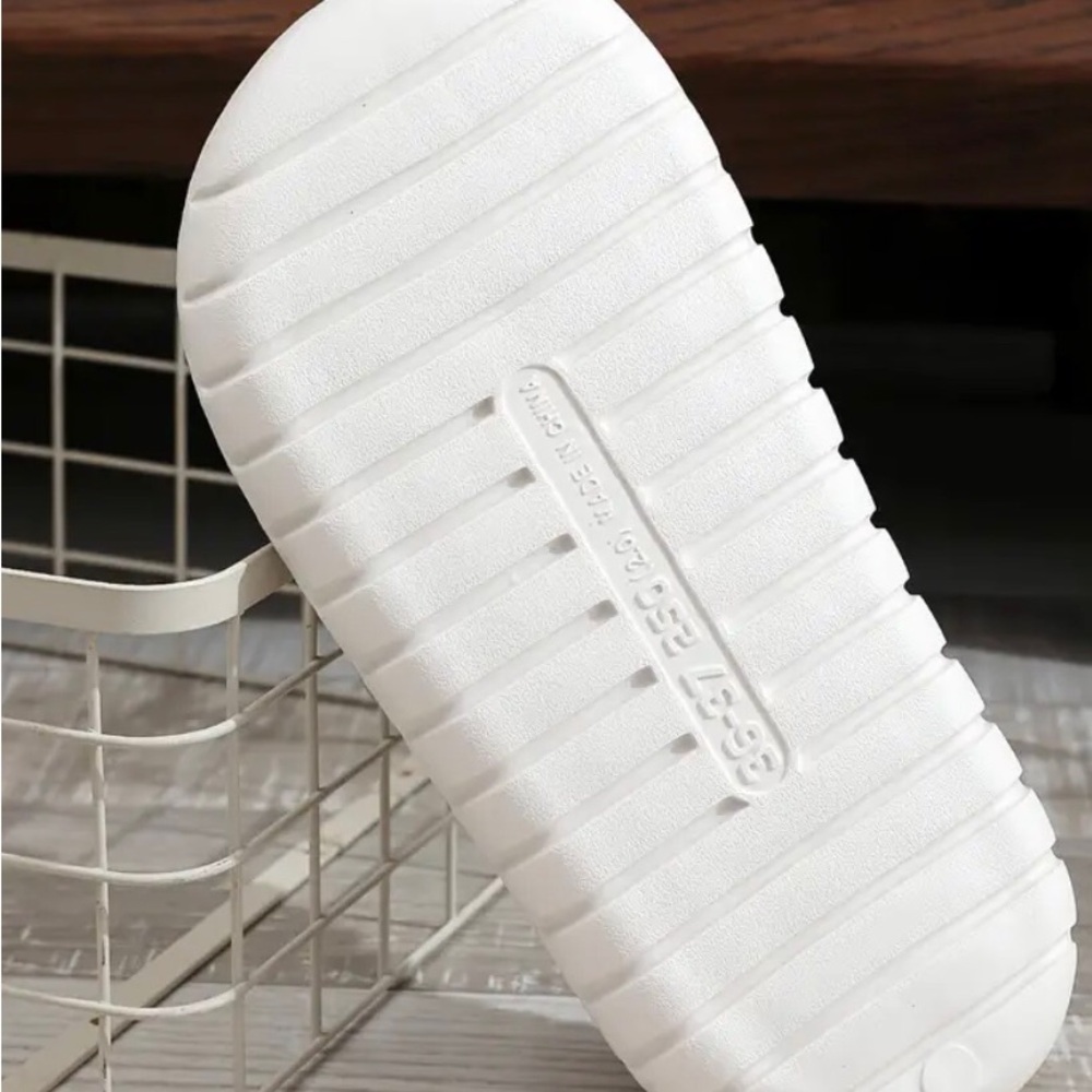 BRAND NEW SLIP-ON FLORAL SLIPPERS, White with Colorful Flowers, Women’s 7.5-8 - Picture 3 of 5